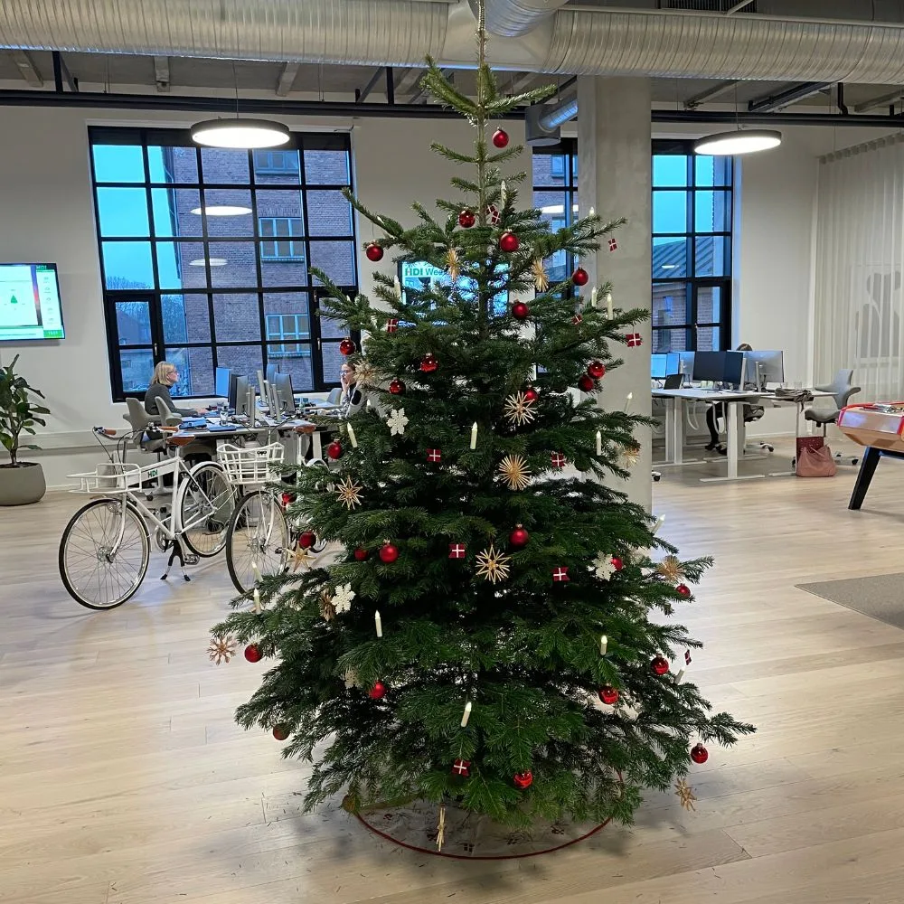 Juletræ opstillet hos virksomhed