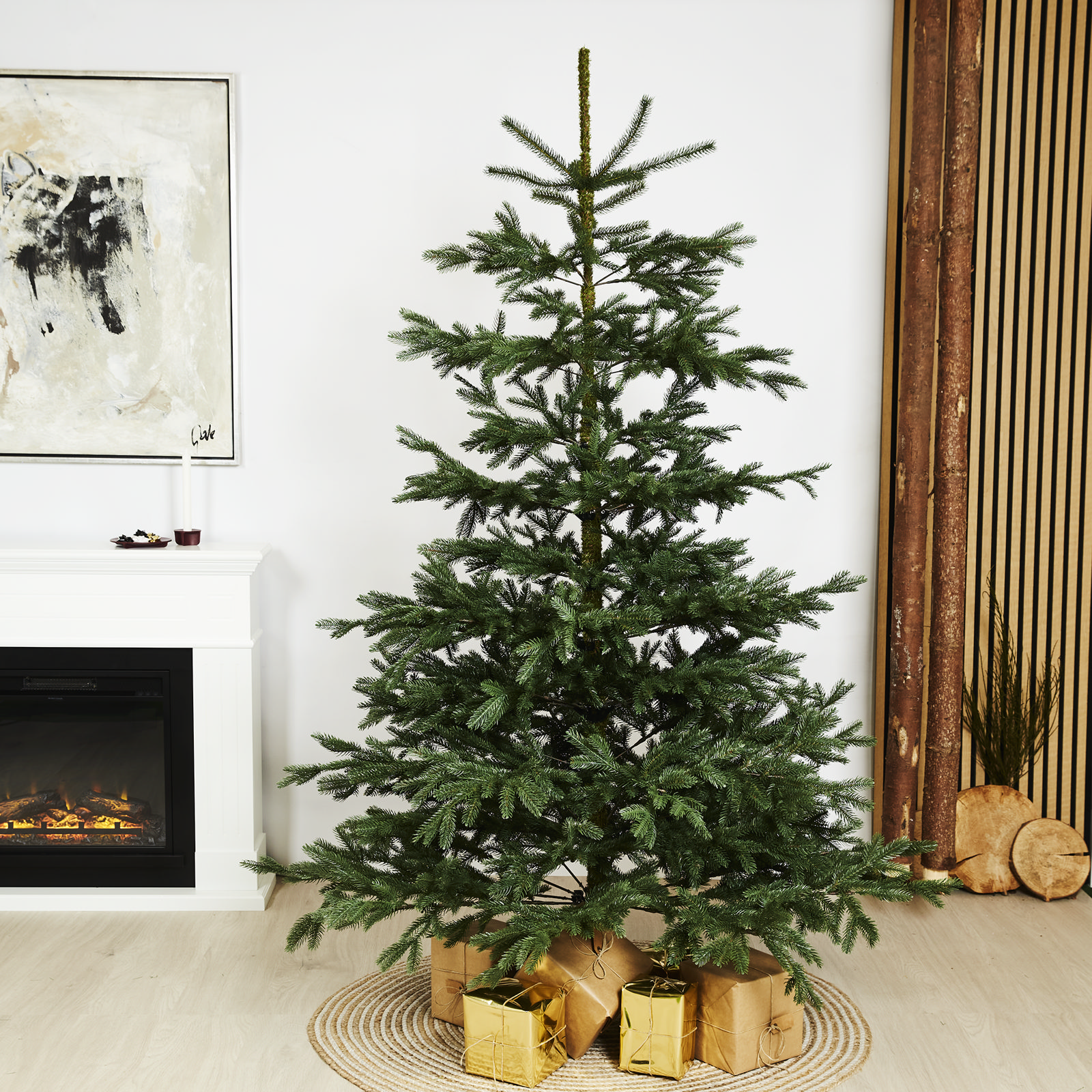 Kunstigt juletræ 200 cm stillet op i en stue