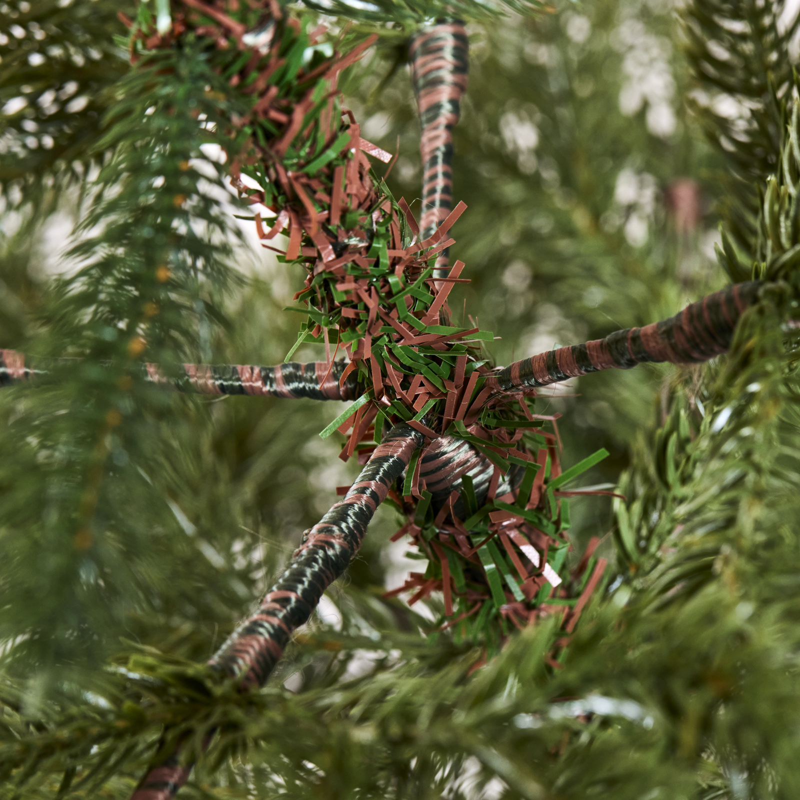 Grene på kunstigt minijuletræ tæt på