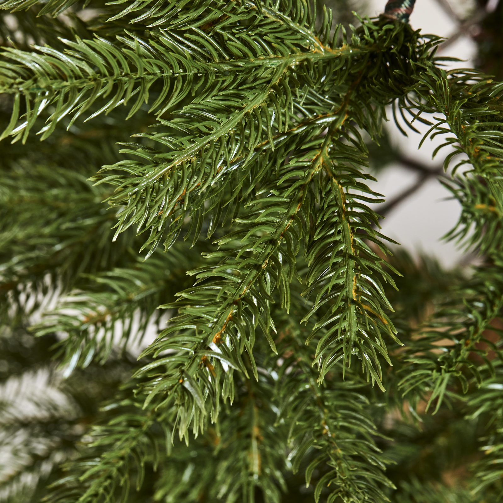 Nåle i PE-plast på kunstigt minijuletræ